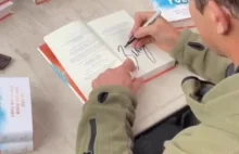 Jak Bear Grylls podchodzi do podpisywania swoich książek