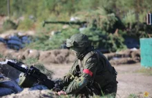 Białoruscy żołnierze na granicy z Ukrainą noszą czerwone opaski. To zły znak