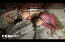 Rodzina potajemnie filmuje życie na okupowanej przez Rosję Ukrainie - BBC News