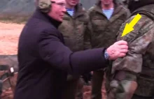 Putin wyszedł z bunkra. spójrzcie, jak wygląda jego dłoń, to prawdziwy Putin?
