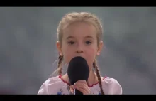 Ukrainian girl who fled to Poland sings the national anthem at a charity concert