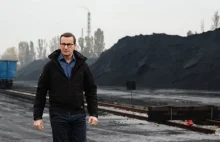 Morawiecki zrobił sobie zdjęcie na tle węgla. Przypłynął do nas z 17 krajów