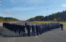 Policjanci szkolili się na lotnisku na wypadek zakłócenia porządku publicznego.