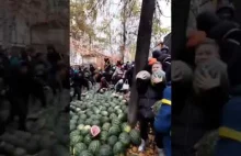 W Iżewsku w Rosji administracja zorganizowała bezpłatną „dystrybucję” arbuza.