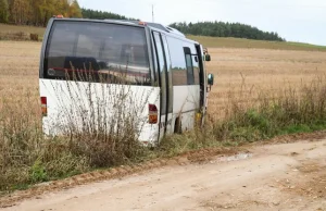 Podlaskie: 19-latek ukradł autobus, wylądował na polu i poszedł po kolejny