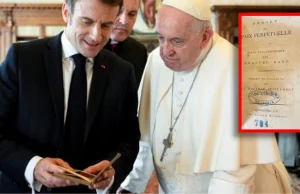 Macron przekazał Franciszkowi bezcenną książkę. Ze stemplem Biblioteki Lwowskiej