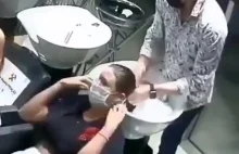 Przyszła do fryzjera pogadać z koleżanką
