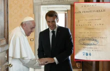 Ustalono historię książki podarowanej papieżowi przez Macrona.