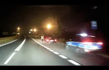 Audi nie zatrzymuje się do kontroli i prawie rozjeżdża policjanta
