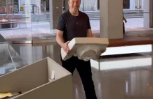 Elon Musk wchodzi z umywalką do siedziby Twittera
