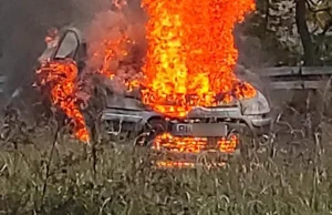 Na Niestachowskiej płonął samochód, żaden z kierowców nie pomógł w...