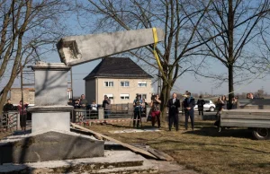 Cztery pomniki Armii Czerwonej zostały zburzone. "Symbolizują zło".