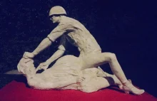 Co się stało z rzeźbą przedstawiającą żołnierza RU gwałcącego ciężarną kobietę?