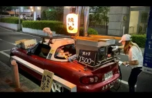 Sportowy samochód spożywczy do sprzedaży pieczonych batatów w Japonii