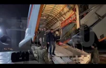Szopka przy lądowaniu rosyjskiego samolotu ze zwolnionymi jeńcami.
