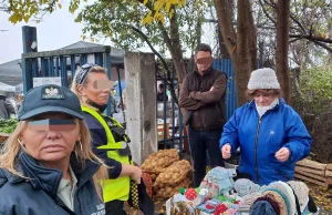 Starsza pani sprzedawała skarpetki. Radny PiS nasłał na nią SM i Insp. Skarbową