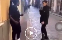 Francuski suchoklates atakuje niepozorną czarnoskórą dziewczynę.