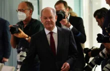 Kanclerz Scholz: rosyjskie oskarżenia o "brudnej bombie" są bezpodstawne