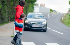 Sąd: kierowca musi ustępować pieszemu zanim ten postawi nogę na pasach