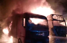 Pożar na parkingu pod Pruszczem Gdańskim. Spłonęło 16 samochodów 01.11.2022