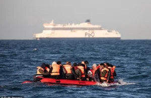 Francuska policja nie będzie już zatrzymywać łodzi z imigrantami płynącymi do UK