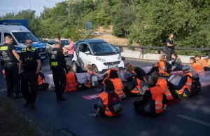 Blokada ekoterrorystów opóźniła akcję ratunkową. Kobieta walczy o życie...