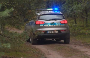 Szedł kompletnie nagi wzdłuż drogi w pobliżu lasu. Nie wiedział dokąd