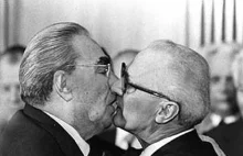 Trzymali w garści miliony ludzi, ale całowali czule... Komuniści