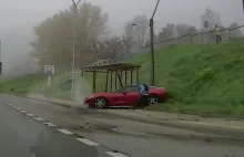 Sportowe auto rozbite na Wale Miedzeszyńskim