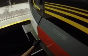 Metro surfer usłyszał zarzuty. Co grozi mu za jazdę na sprzęgu pociągu?