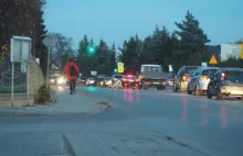 Koszmarny wypadek w Świniarsku. Samochód potrącił obok szkoły trzy dziewczynki
