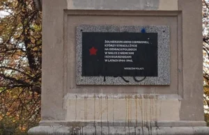 „Wdzięczni Polacy” - skandaliczna tablica ku czci sowietów w Głubczycach....