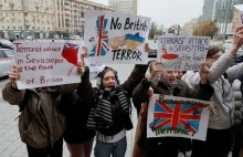 Rosjanie protestują "Nie dla brytyjskiego terroru!"