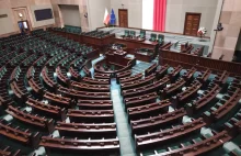 Praworządność w Polsce ma się źle. Drastyczny spadek przestrzegania Konstytucji