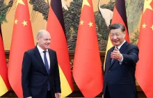"Błąd Berlina" - krytyka wizyty Scholza w Chinach. Propaganda Xi się cieszy