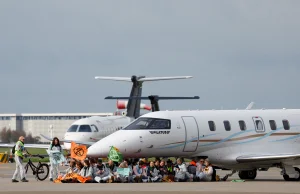 Aktywiści klimatyczni blokują starty prywatnych odrzutowców na lotnisku Schiphol