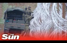 Polscy żołnierze stawiają drut kolczasty na granicy z Rosyjskim Kalinigradem