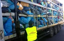 KAS zatrzymała transport 13 ton odpadów odzieży używanej