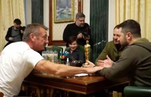 Aktor Sean Penn w Kijowie, zostawił Wołodymyrowi Zełenskiemu statuetkę...