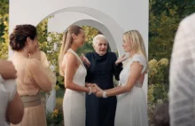 Ksiądz udziela ślubu parze jednopłciowej w nowej reklamie biżuterii Yes