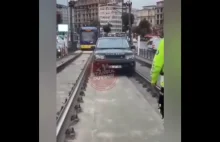 Kierowca SUV-a próbował przejechać przez szyny, aby ominąć korek