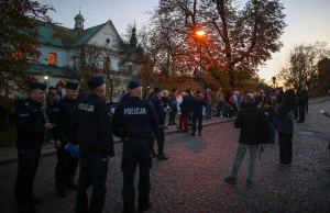 Ponad 200 policjantów ochraniało polityków PiS na miesięcznicy