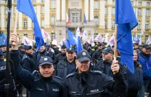 Protest służb mundurowych w Warszawie przed siedzibą premiera.