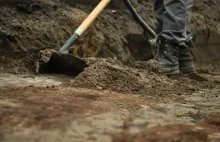 Odkryto zbiorowe pochówki na terenie jednostki wojskowej