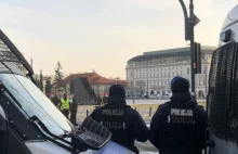 Rok temu. Rocznica Smoleńska. Policja blokuje cały Plac Piłsudskiego w Warszawie