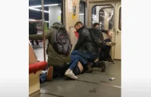 WIDEO] Warszawa: Pasażer bez maseczki obezwładniony w metrze. "Policja...