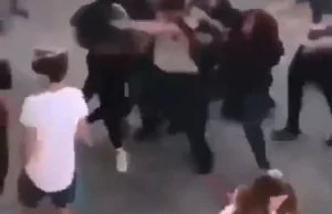 Chłopak zostaje skopany przez tłum bo odepchnął dziewczynę, która go biła
