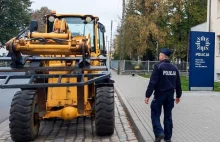 Jak zaimponować kobiecie? 29-latek postanowił pojeździć cudzą ładowarką kołową