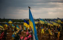 Ukraina: w Mariupolu kolejne zbiorowe groby, części ciała w pudełkach