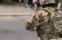 Chersoń ukraiński żołnierz witany przez swoją babcię
